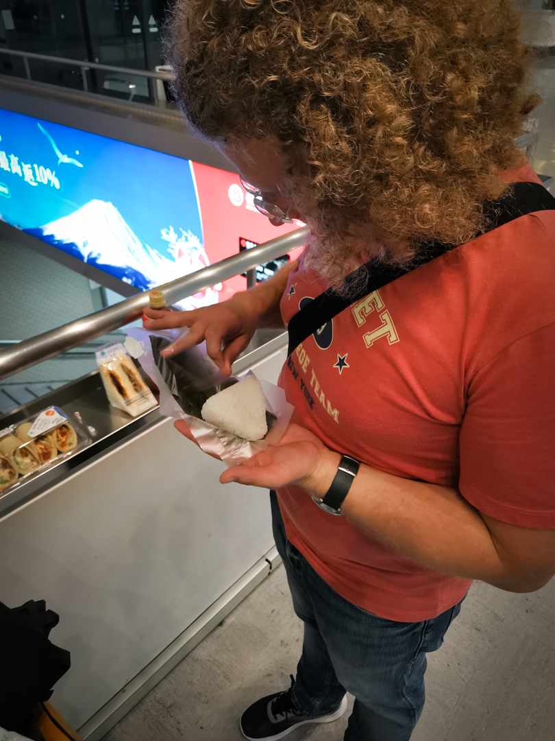 Vašek snažící se pokořit obal onigiri