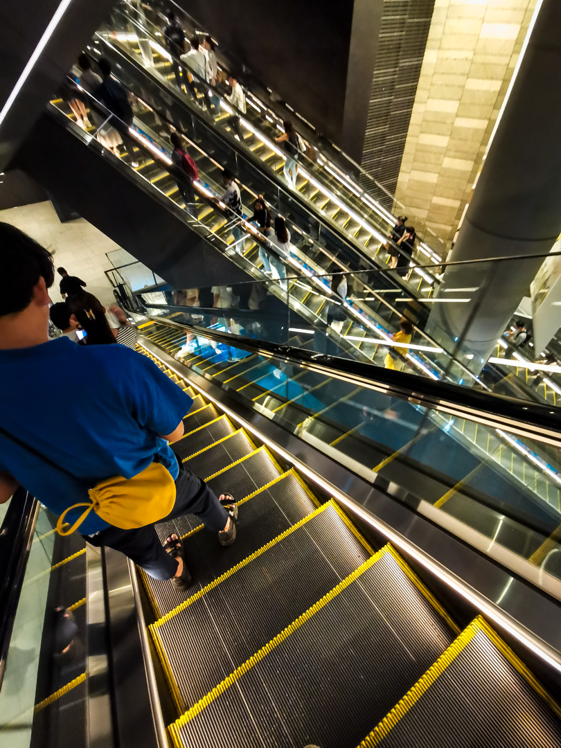 Eskalátory pod Tokyo Sky Tree