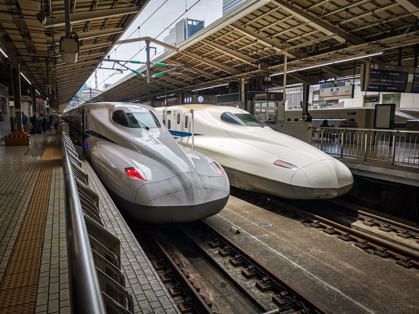 Shinkanseny stojící v konečné stanici Tokio
