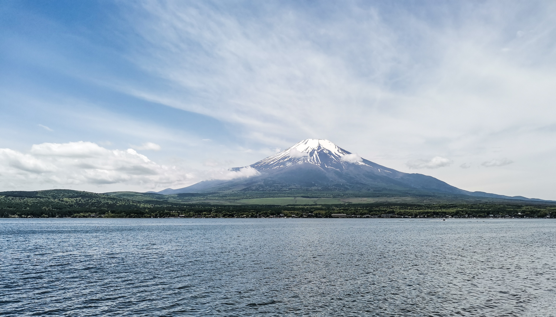 Fuji ze břehu jezera