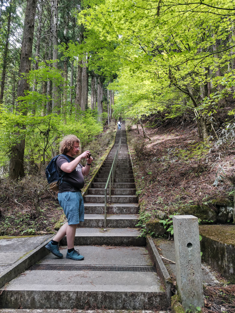 Nekonečné schody na úpatí kopce