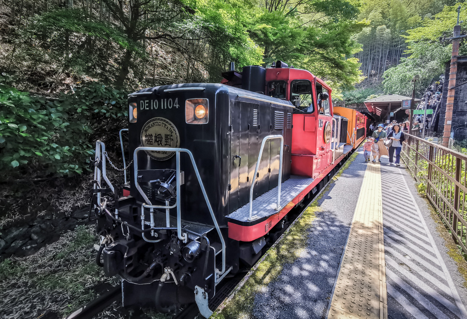 Sagano výletní vlak ve stanici Arashiyama